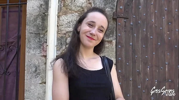 Amandine a très envie de goûter aux femmes