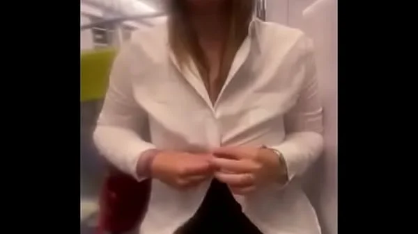 Une française se déshabille dans le RER b