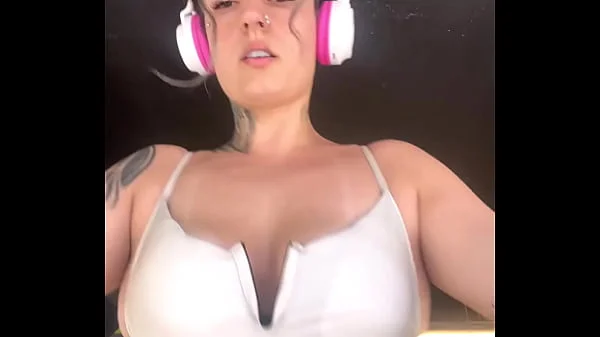 Fiquei com tanto tesao na academia que tirei os peitos pra fora !