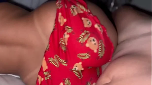 Esposa sedenta por pica vai pra cama com shortinho curto pra provocar o marido