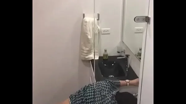 descubro a mis amigos en el baño por los fuertes gemidos