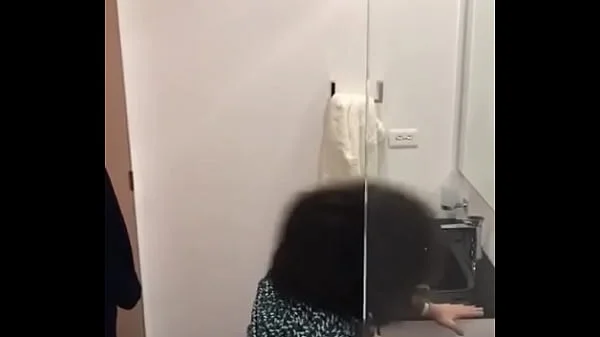 descubro a mis amigos en el baño por los fuertes gemidos