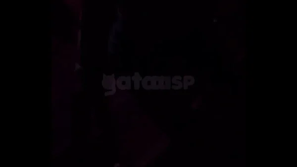 Casada conhece dois novinhos na balada, apronta na frente do corno, leva eles embora pro carro e depois fode na rua! COMPLETO RED