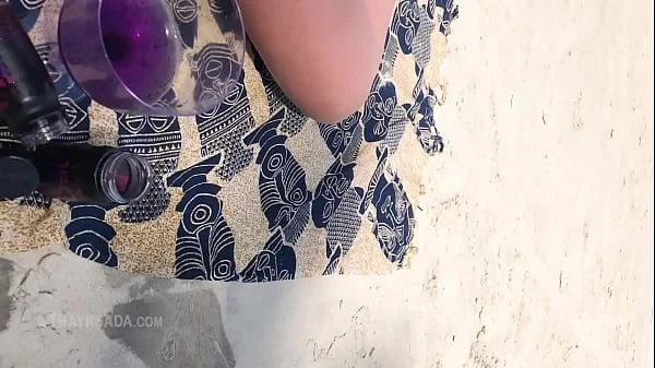 Casada com micro biquini na praia