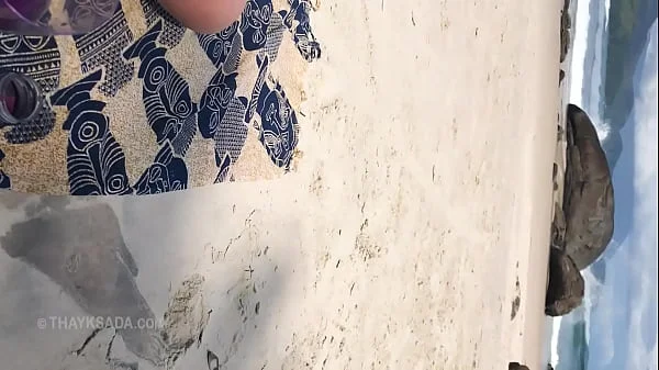 Casada com micro biquini na praia