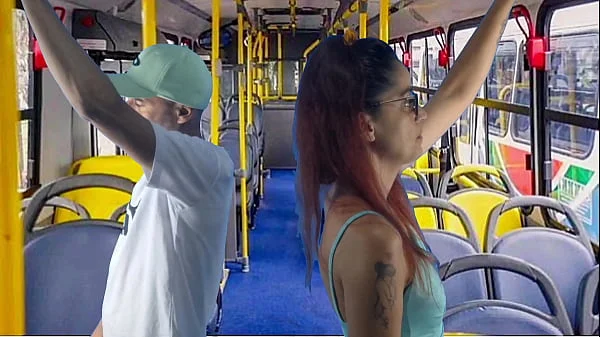 Jovem estudante leva encoxada dentro onibus!