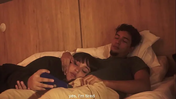 Mi hermanastro me mete su pene en mi boca mientras estamos acostados,no tuvo piedas con mi boquita y me la lleno de leche tratandome como su putita