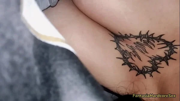 Viendo porno en tiktok con mi hijastra y me calente al ver sus enormes tetas. tuve que usarlas para sacar leche de mi pija