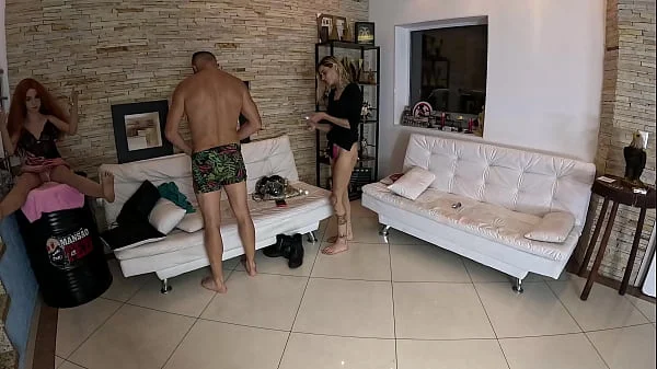 Russah chega em nossa casa e quer fuder o tempo todo até no chuveiro ela pega o dotado