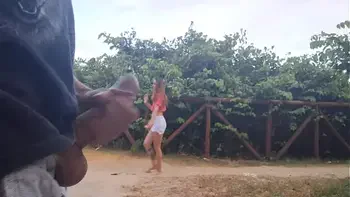 Punheta para safada que passava em público!