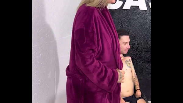 Minha primeira vez sentando na pica de um homem em gravação porno. E meu marido corno ficou olhando eu sentado gostoso na pica do cadeirante !