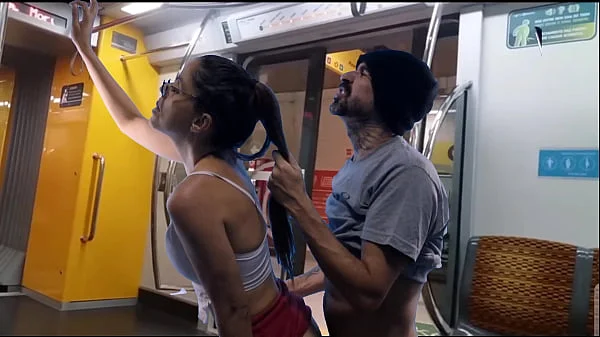 Novinha sendo encoxada e fudida no transporte público ( trem)