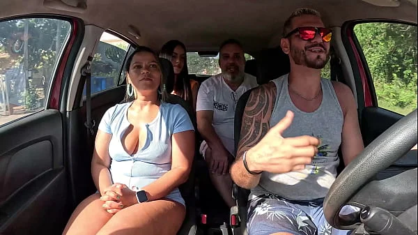 Ted pegou uma carona com o casal Mari e Chell e ganho uma novinha no banco de trás - Candy Debby