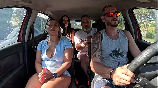 Ted pegou uma carona com o casal Mari e Chell e ganho uma novinha no banco de trás - Candy Debby