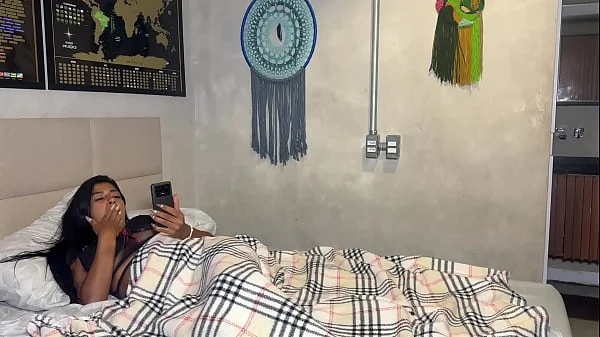 O marido da minha amiga me fodeu na cozinha e ela descansando no quarto