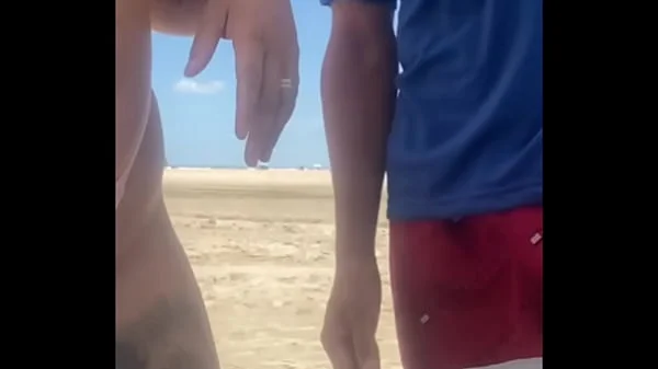 Deixei o novinho pegar na minha Buceta na praia e lógico que eu também peguei no pau dele