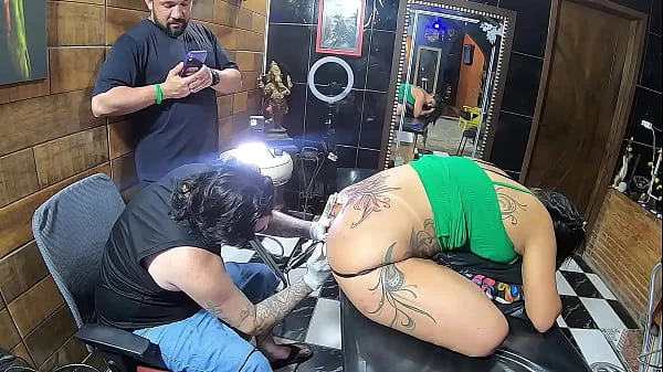 Vloog Essa Morena Tatuou a Bunda e Fez a Tatuagem Igual da Cantora Anita