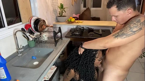 EMPREGADA NEGRA FODE NO PELO COM O FILHO JOVEM DO PATRÃO.