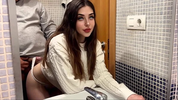 sexo duro con mi jefe en el baño, queda todo grabado