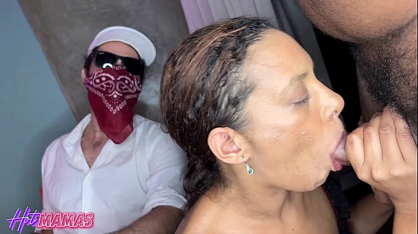 MILF casada trepando com homem pauzudo que o marido dela achou no Tinder