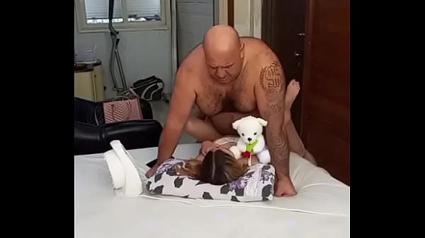 NOVINHA ADORA CARAS MAIS VELHO