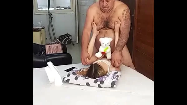 NOVINHA ADORA CARAS MAIS VELHO