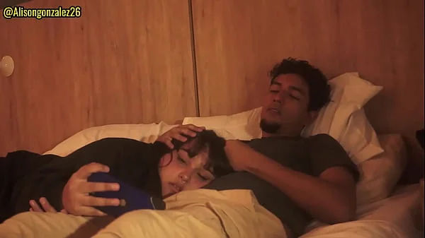 Mirando una pelicula con mi padrastro y sin querer me trague su pene (casi nos descubren)