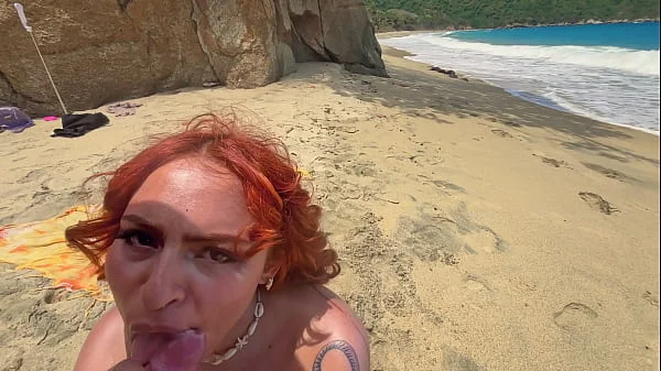 Un voyeur pilló a una pareja amateur desnuda teniendo sexo en la playa. Un desconocido lo observa todo