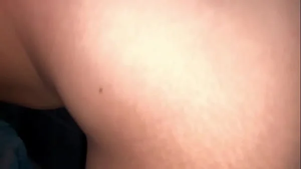 follo a mi hijastro en la ducha a ver que esta sola y le ordeño su tetas
