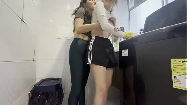 Tengo ganas de bajarle ese short corto y sucio a mi mejor amiga