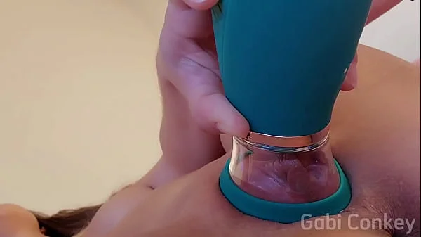 INTENSO ORGASMO TESTANDO MEU NOVO VIBRADOR QUE CHUPA GOSTOSO, VOCÊ ME CHUPARIA ASSIM?