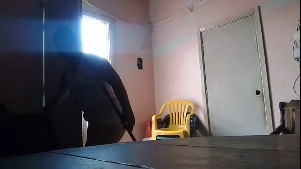 Morena latina de gran culo seduce a su padrastro
