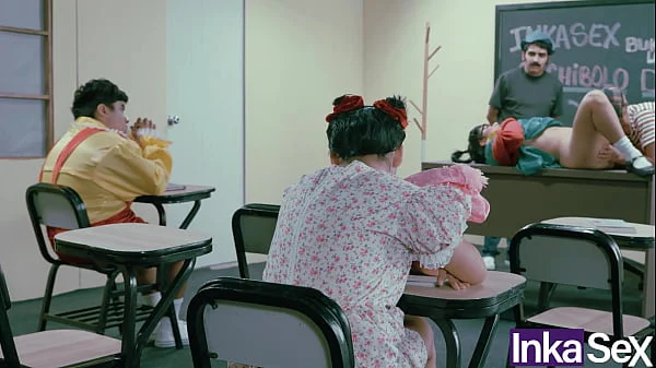 Kikin y Doña Rosinda cometen el pecado más oscuro en la escuelita del Chibolo  18