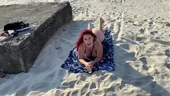 Olha oque essa putinha fez na praia, fiquei de pau duro