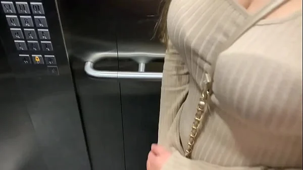 Sexo público en el ascensor después de la fiesta con mi amiga. Nos descubren!