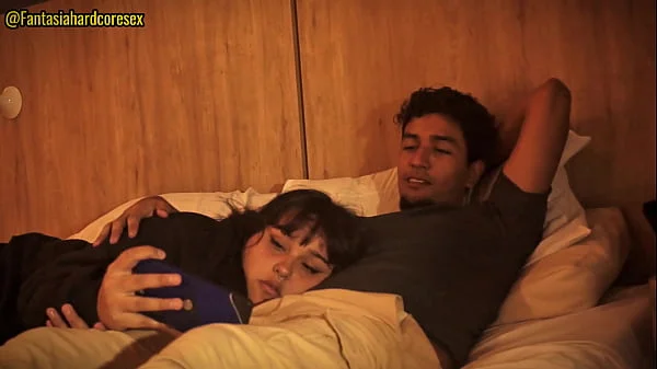 No puedo dejar de tocarme y tuve que poner mi pene en la boca de mi hermanastra (por poco nos descubren)