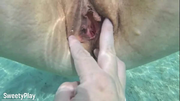 Open pussy creampie underwater, cum inside