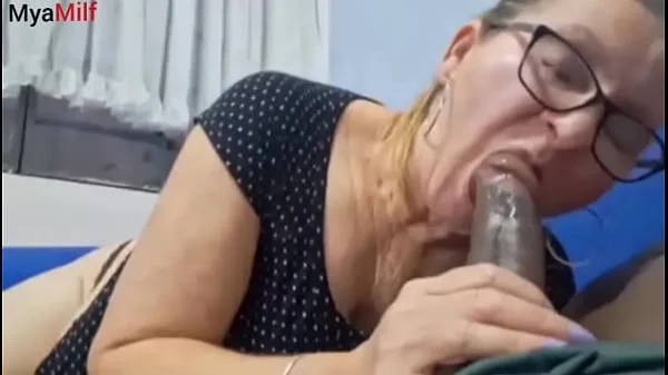 Genro se masturbando enquanto sogra faz sua leitura mais ela não resistiu e acabou caindo de boca no genro