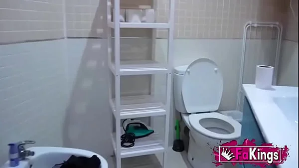 I like watching videos of girls taking showers and washing their vaginas. The young Valeria del Rio and the busty MILF Euforia Diosa are featured on FAKings and PepePorn