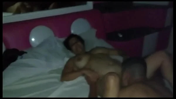 CORNO TRABALHANDO E CASADA TRANSANDO COM DOIS NOVINHOS