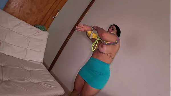 Milf da bunda gigante se prepara em banho e fotos para dar o cuzão guloso
