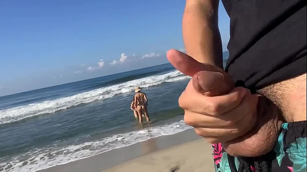 Me saco la polla en la playa pública para ver si alguna chica se antoja y consigo PREMIO DOBLE