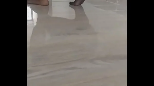 Turbanli naylon çoraplı olgun kadın yerleri siliyor