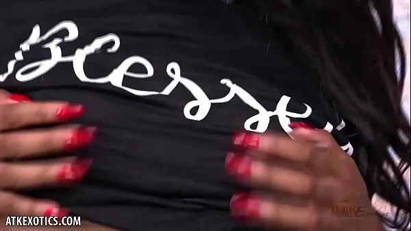 Alexis Avery fingers her juicy pussy