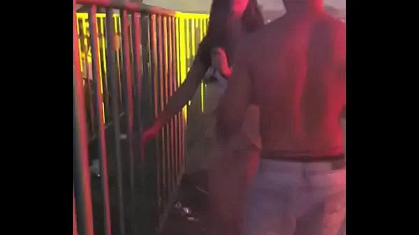 Metendo na amiga no baile funk