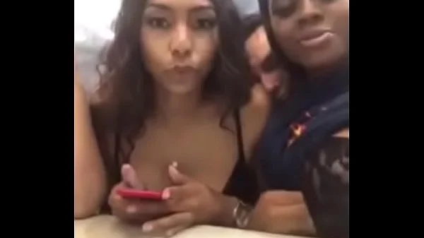 Novinhas doidas mostrando os peitos no McDonald's