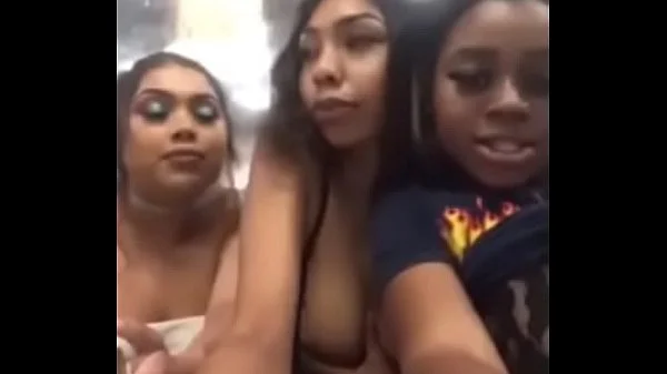 Novinhas doidas mostrando os peitos no McDonald's