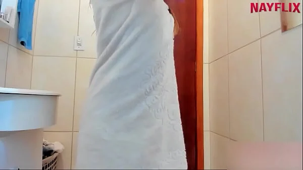 Saindo do banho só de toalha dançando e  passando creme no corpo