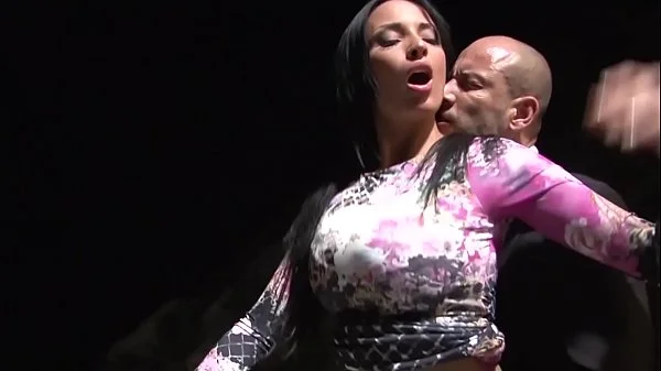 Anissa Kate se fait déchirer la chatte par Mike Angelo