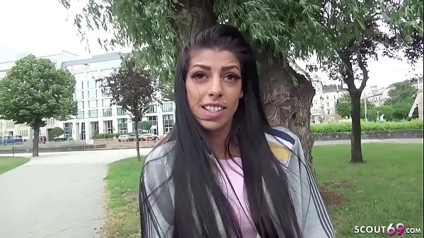 german scout stiefvater bringt seine 18 jahre junge stieftochter zum casting